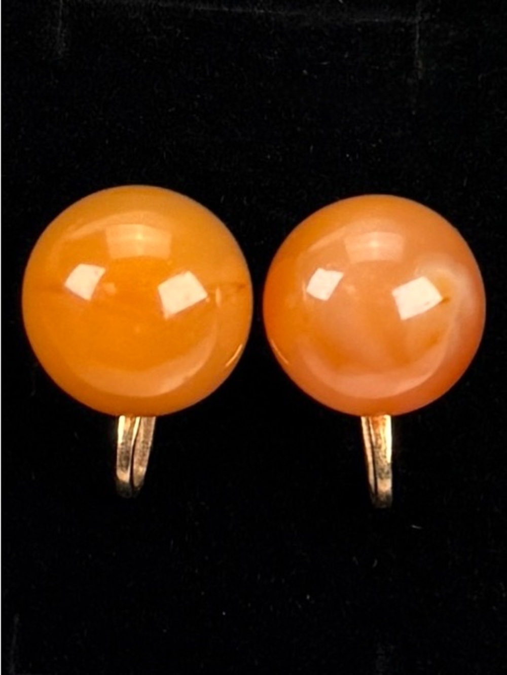 Beautiful, vintage goldtone, screwback orange clip on earrings